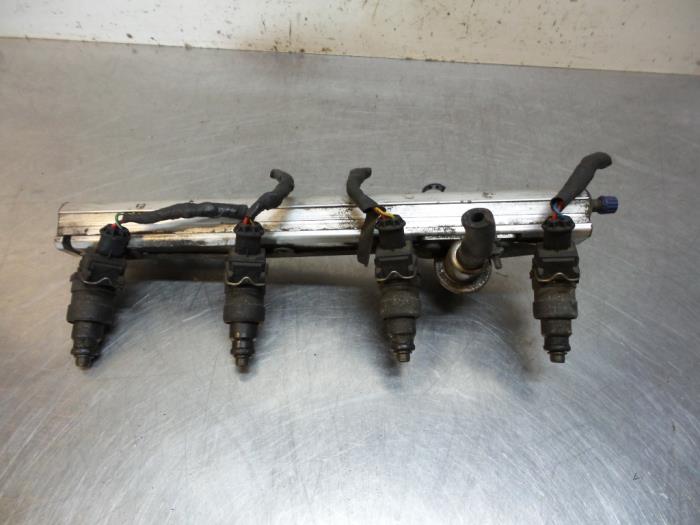Volvo S40/V40 Fuel injector nozzles stock | ProxyParts.com
