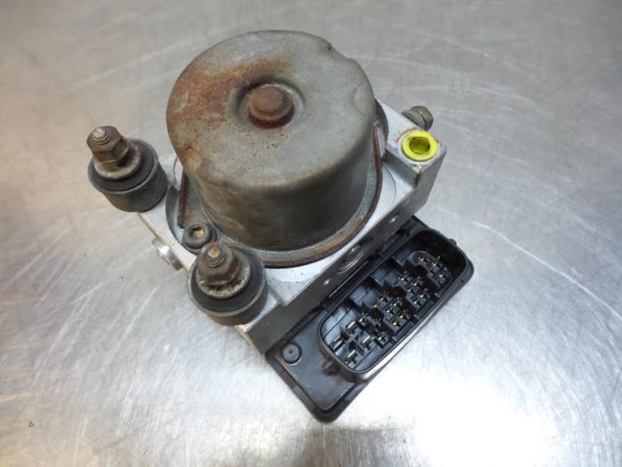 Usagé Ordinateur ABS Toyota Yaris (P1) 1.0 16V VVT-i Prix € 25,00 Règlement à la marge proposé par Autodemontagebedrijf Otte