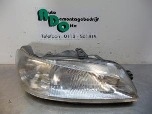 Używane Reflektor prawy Peugeot 306 Break (7E) 1.8i 16V Cena € 25,00 Procedura marży oferowane przez Autodemontagebedrijf Otte