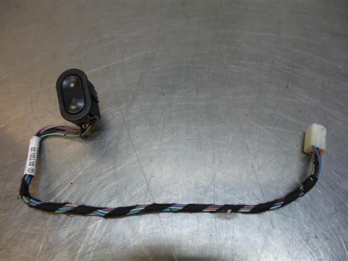 Usados Interruptor de ventanilla eléctrica Opel Corsa B (73/78/79) 1.4 Joy,Sport,GLS 16V Ecotec Precio € 10,00 Norma de margen ofrecido por Autodemontagebedrijf Otte