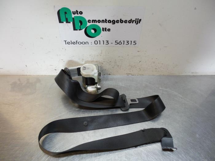 Front seatbelt, left from a Opel Vectra C GTS 2.2 16V 2003