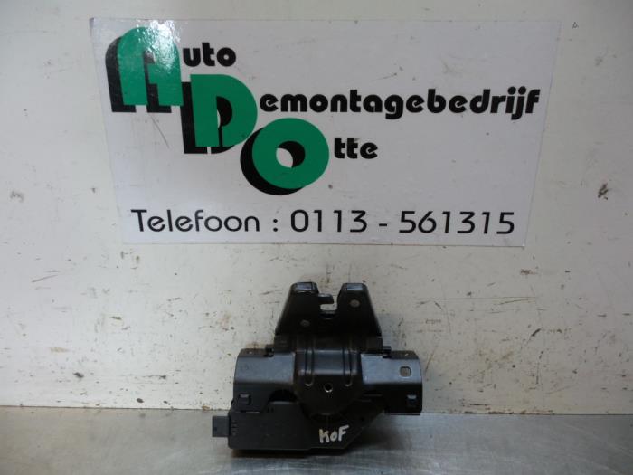 Boot lid lock mechanism from a BMW 3 serie (E46/2) 318 Ci 2000