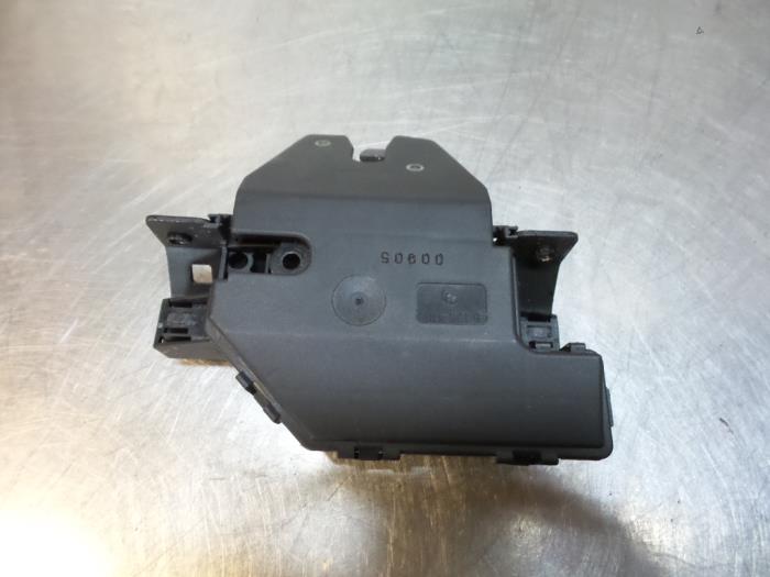 Boot lid lock mechanism from a BMW 3 serie (E46/2) 318 Ci 2000