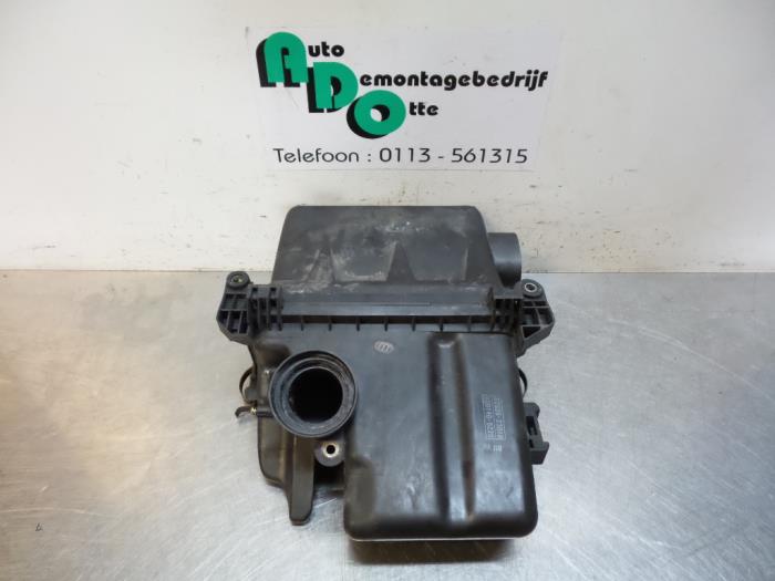 Begagnade Luftfilterhus Toyota Yaris (P1) 1.0 16V VVT-i Pris € 20,00 Marginaltabell erbjuds av Autodemontagebedrijf Otte