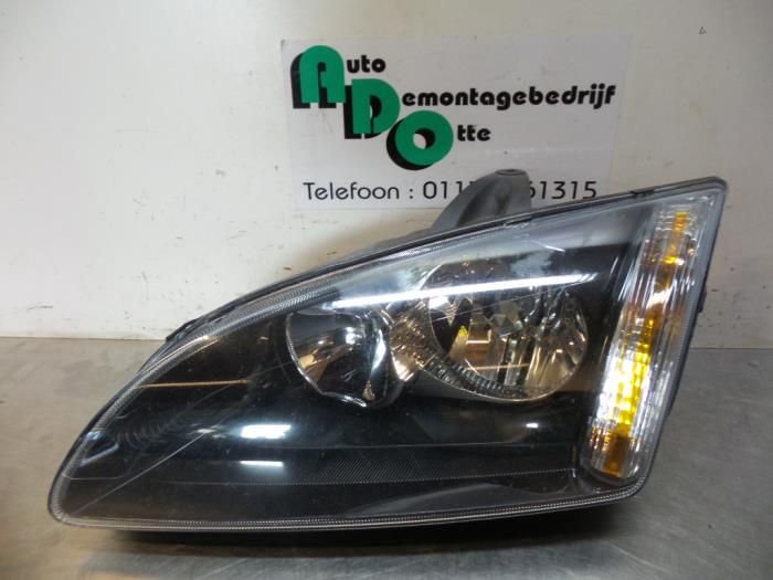 Headlight, left from a Ford Focus 2 Wagon 1.6 TDCi 16V 110 2006