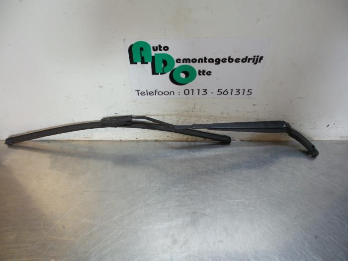 Front wiper arm from a Renault Clio IV Estate/Grandtour (7R) 1.5 Energy dCi 75 FAP 2013
