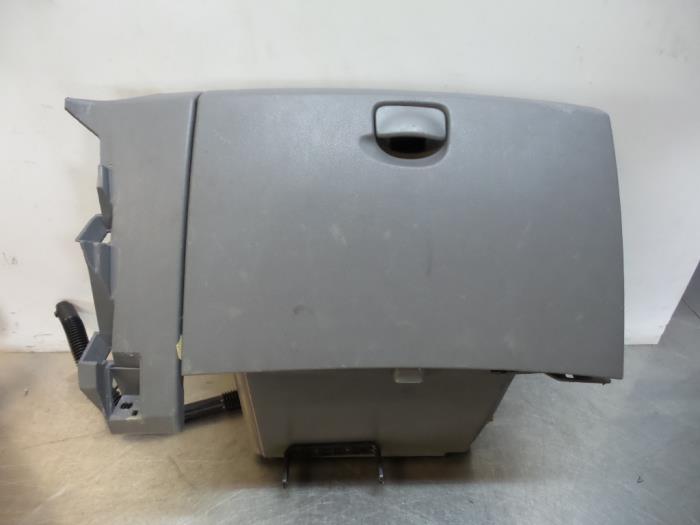 Begagnade Handskfack Renault Grand Scénic II (JM) 2.0 16V Pris € 20,00 Marginaltabell erbjuds av Autodemontagebedrijf Otte