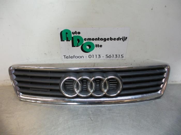 Używane Grill Audi Allroad (C5) 2.5 V6 TDI 24V Cena € 25,00 Procedura marży oferowane przez Autodemontagebedrijf Otte
