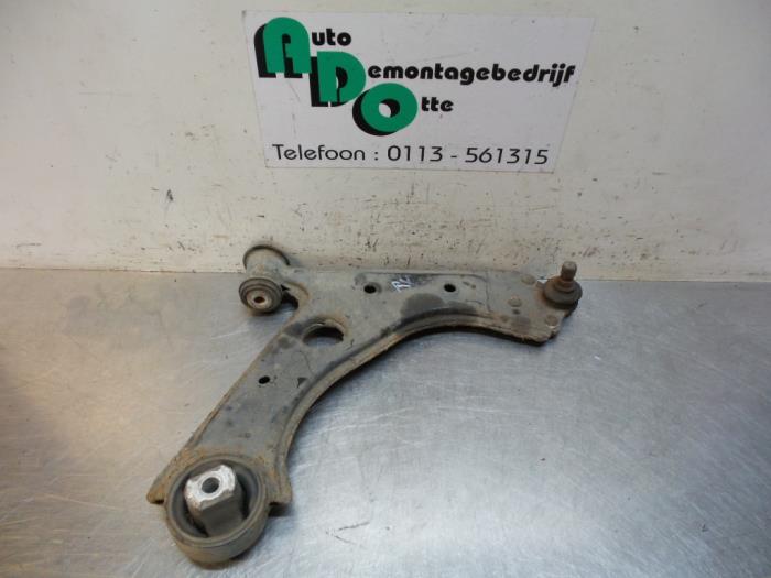 Front wishbone, right from a Fiat Grande Punto (199) 1.4 16V 2007