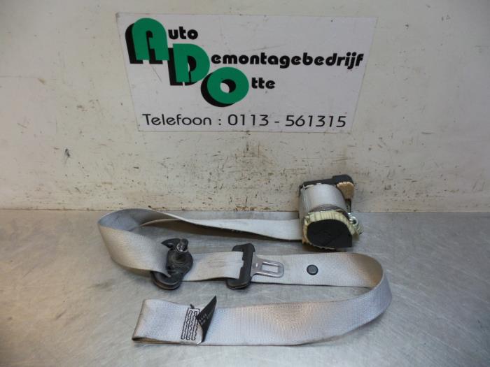Front seatbelt, right from a Opel Corsa C (F08/68) 1.4 16V 2002