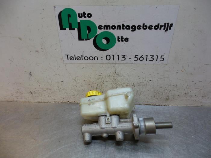 Master cylinder from a Seat Ibiza III (6L1) 1.4 16V 75 2003