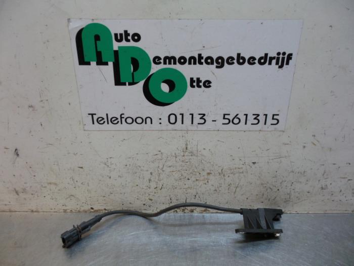 Begagnade Kamaxelsensor Opel Zafira (F75) 1.6 16V Pris € 30,00 Marginaltabell erbjuds av Autodemontagebedrijf Otte