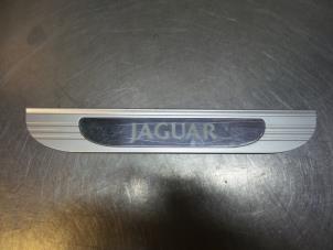 Usados Embellecedor Jaguar S-type (X200) 2.5 V6 24V Precio € 25,00 Norma de margen ofrecido por Autodemontagebedrijf Otte