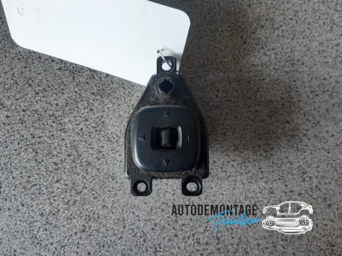 Używane Przelacznik lusterka Mazda 323 Fastbreak (BJ14) 1.5 LX,GLX 16V Cena € 10,00 Procedura marży oferowane przez Franken Autodemontage B.V.