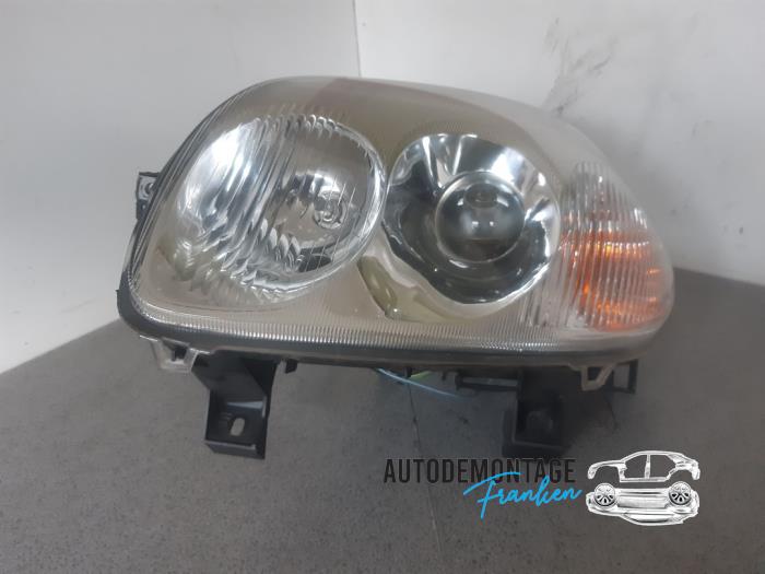Headlight, left from a Renault Clio II (BB/CB) 1.2 2001