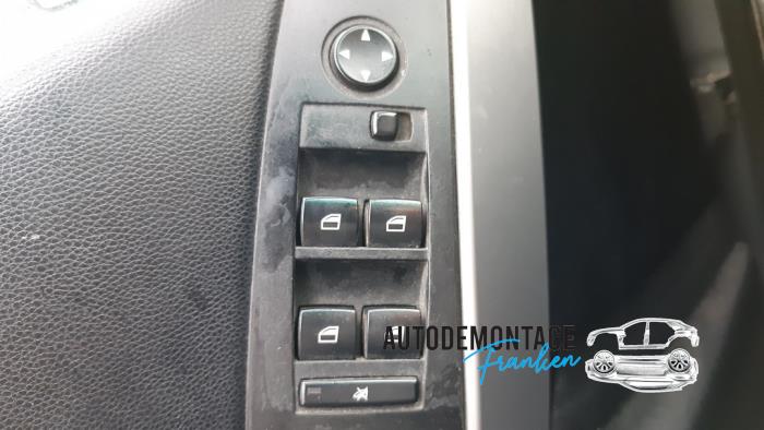 Electric window switch from a BMW 5 serie Touring (E61) 525d 24V 2005