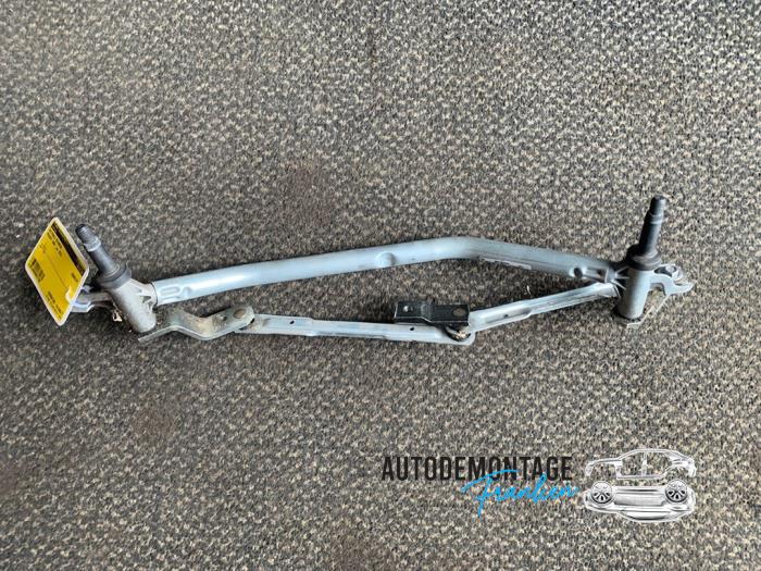 Wiper mechanism from a Peugeot 2008 (CU) 1.6 Blue HDi 100 2016