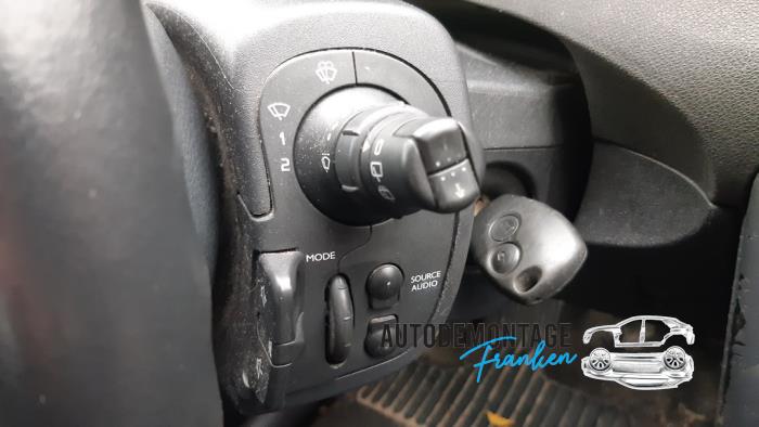 Wiper switch from a Renault Clio III (BR/CR) 1.5 dCi 85 2006