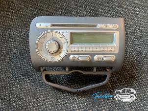 Używane Radioodtwarzacz CD Honda Jazz (GD/GE2/GE3) Cena na żądanie oferowane przez Franken Autodemontage B.V.