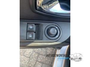 Used Electric window switch Renault Clio IV (5R) 1.5 Energy dCi 90 FAP Price on request offered by Franken Autodemontage B.V.