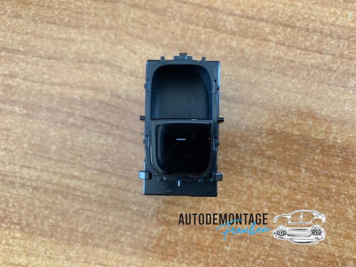 Usados Interruptor de ventanilla eléctrica Tesla Model 3 Long Range AWD 75 kWh Precio € 30,00 Norma de margen ofrecido por Franken Autodemontage B.V.