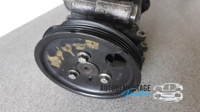 Usagé Pompe de direction Ford Transit 2.2 TDCi 16V Prix € 80,00 Règlement à la marge proposé par Franken Autodemontage B.V.