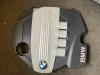 Cache sous moteur d'un BMW 1 serie (E87/87N), 2003 / 2012 116d 16V, Berline avec hayon arrière, 4 portes, Diesel, 1.995cc, 85kW (116pk), RWD, N47D20C, 2009-03 / 2011-06, UH51; UH52 2010
