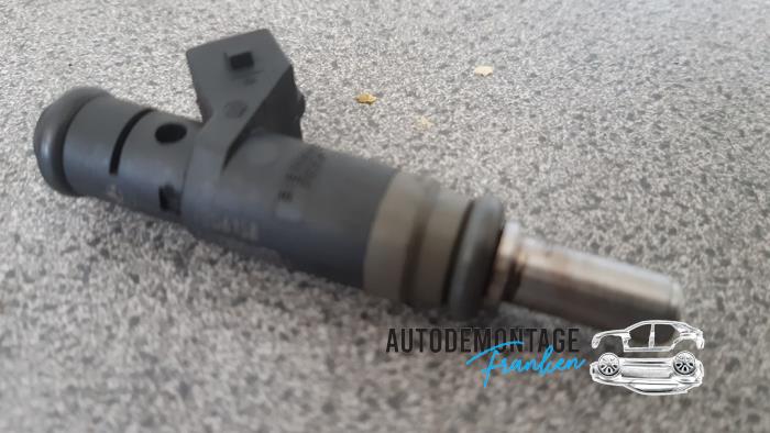 Injector (petrol injection) from a BMW 3 serie (E90) 320i 16V 2005