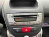Radio CD Spieler van een Peugeot 107, 2005 / 2014 1.0 12V, Fließheck, Benzin, 998cc, 50kW (68pk), FWD, 384F; 1KR, 2005-06 / 2014-05, PMCFA; PMCFB; PNCFA; PNCFB 2006