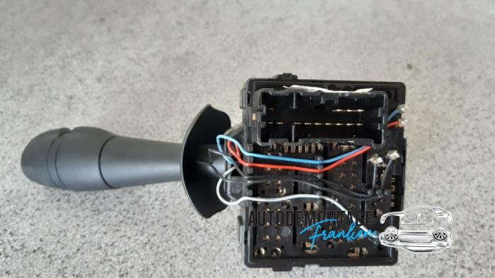 Interruptor de limpiaparabrisas de un Renault Clio IV (5R) 1.5 Energy dCi 90 FAP 2014