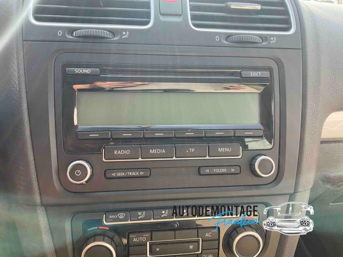 Radioodtwarzacz CD z Volkswagen Golf VI (5K1) 2.0 TDI 16V 2009