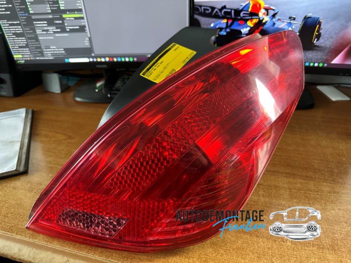Taillight, right from a Peugeot 308 (4A/C) 1.6 HDiF 16V 2008