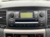 Radio/Lecteur CD d'un Toyota Corolla Wagon (E12), 2002 / 2007 1.4 D-4D 16V, Combi, Diesel, 1.364cc, 66kW (90pk), FWD, 1NDTV, 2004-06 / 2007-10, NDE120 2006
