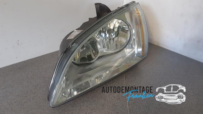Używane Reflektor lewy Ford Focus 2 1.6 TDCi 16V 90 Cena € 35,00 Procedura marży oferowane przez Franken Autodemontage B.V.