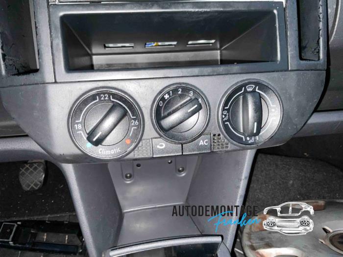 Heater control panel from a Volkswagen Polo IV (9N1/2/3) 1.4 TDI 80 2007