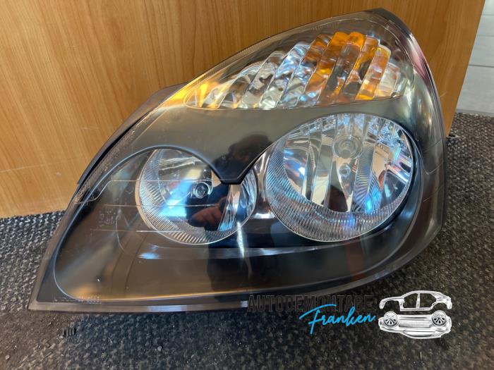 Headlight, left from a Renault Clio II (BB/CB) 1.2 16V 2001