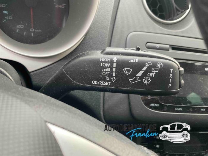 Interruptor combinado columna de dirección de un Seat Ibiza IV (6J5) 1.6 16V 2010