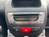 Radio/Lecteur CD d'un Toyota Aygo (B10), 2005 / 2014 1.0 12V VVT-i, Berline avec hayon arrière, Essence, 998cc, 50kW (68pk), FWD, 1KRFE, 2005-07 / 2014-05, KGB10 2007