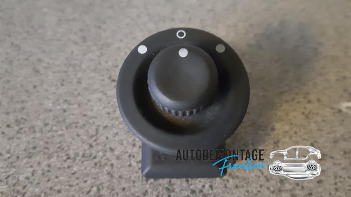 Usados Interruptor de retrovisor Renault Modus/Grand Modus (JP) 1.5 dCi 85 Precio € 15,00 Norma de margen ofrecido por Franken Autodemontage B.V.
