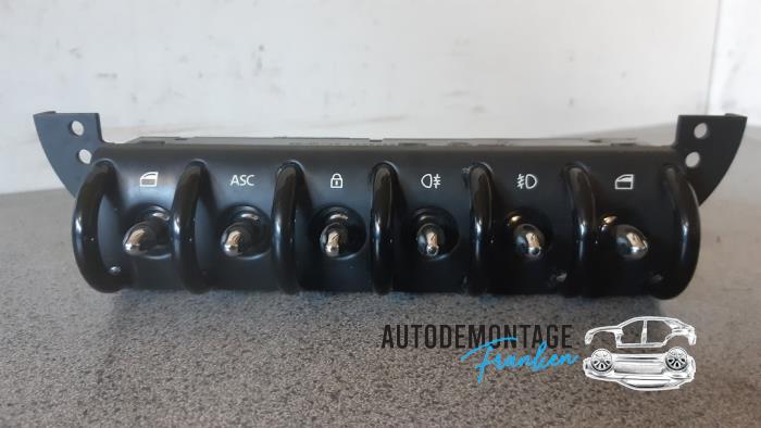 Usados Interruptor de ventanilla eléctrica BMW Mini (R50/53) 1.4 D One Precio € 35,00 Norma de margen ofrecido por Franken Autodemontage B.V.