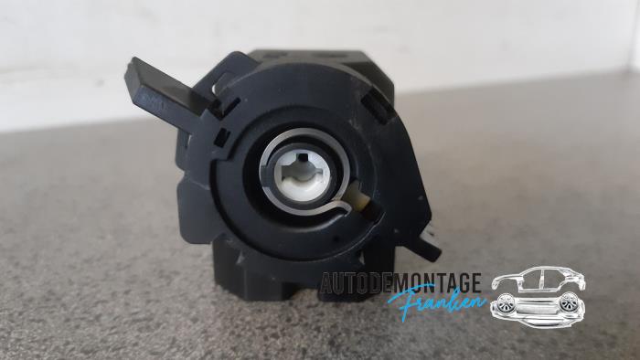 Używane Przelacznik stacyjki BMW Mini (R50/53) 1.4 D One Cena € 40,00 Procedura marży oferowane przez Franken Autodemontage B.V.