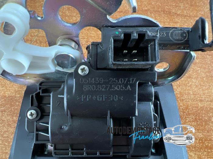 Tailgate lock mechanism from a Audi A3 Sportback (8VA/8VF) 1.0 TFSI 12V 2017
