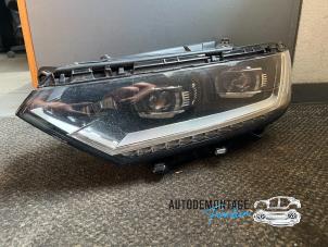 Używane Reflektor lewy Volkswagen Passat Variant (3G5) 2.0 TDI 16V 150 Cena € 400,00 Procedura marży oferowane przez Franken Autodemontage B.V.