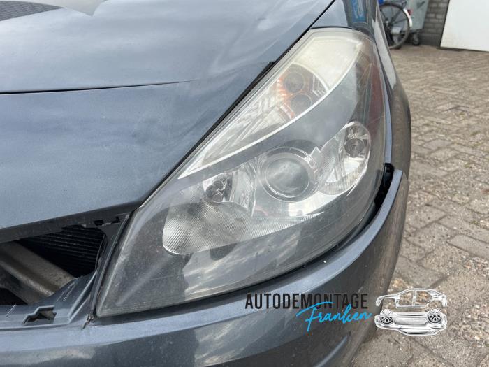 Headlight, left from a Renault Clio III (BR/CR) 1.5 dCi 70 2007