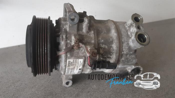 Air conditioning pump from a Opel Insignia Sports Tourer 2.0 CDTI 16V 2017
