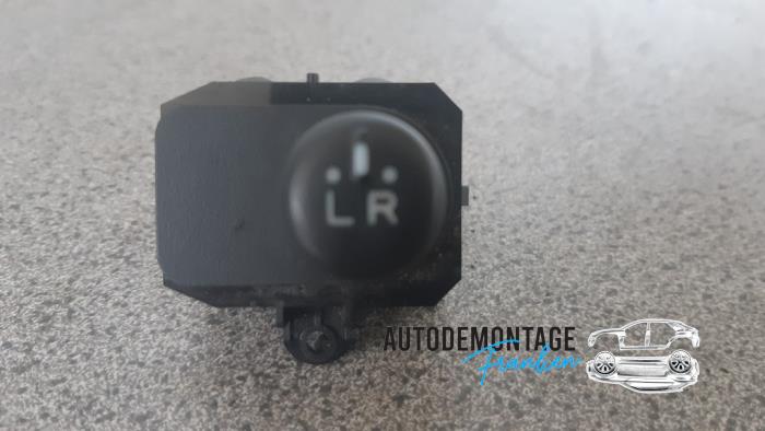 Używane Przelacznik lusterka Daihatsu Cuore (L251/271/276) 1.0 12V DVVT Cena € 15,00 Procedura marży oferowane przez Franken Autodemontage B.V.