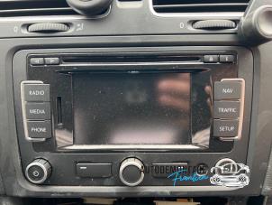 Używane Radioodtwarzacz CD Volkswagen Golf VI (5K1) 1.6 TDI 16V Cena na żądanie oferowane przez Franken Autodemontage B.V.