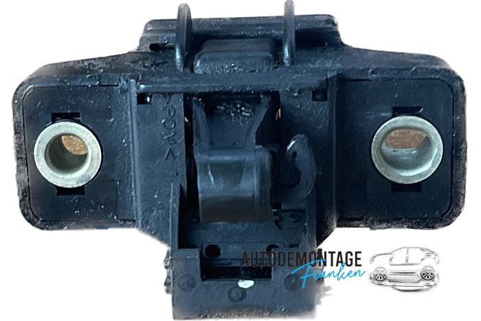 Tailgate lock mechanism from a Renault Clio II (BB/CB) 1.2 16V 2002