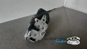 Używane Mechanizm blokady drzwi prawych przednich wersja 4-drzwiowa Opel Insignia Sports Tourer 2.0 CDTI 16V 160 Ecotec Cena € 40,00 Procedura marży oferowane przez Franken Autodemontage B.V.