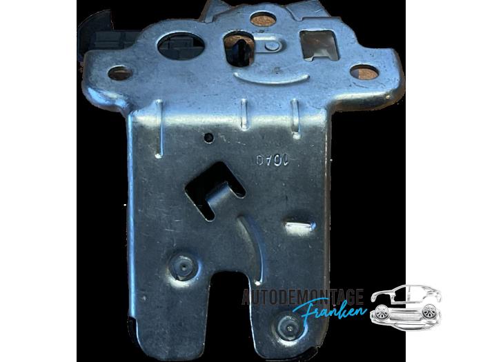 Tailgate lock mechanism from a Skoda Superb Combi (3TAC/TAF) 2.0 TDI 16V 2011